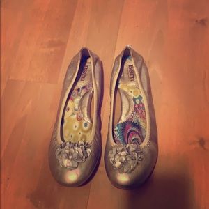 Born BOC Silver Flats 8 Flower Embellishment